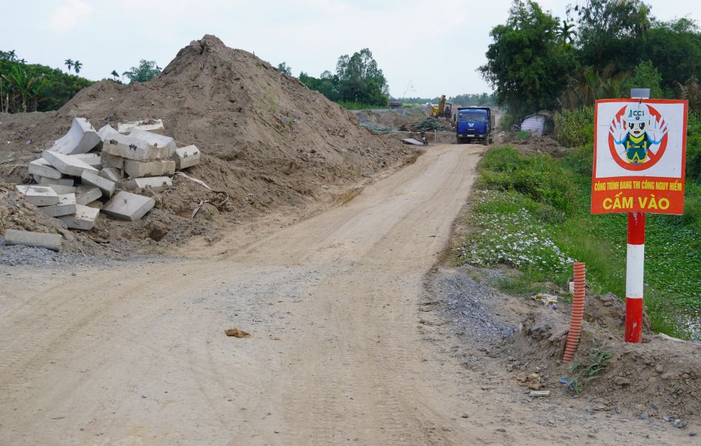 Bien bao cam phuong tien duoc don vi thi cong lap dat tai khu vuc cong truong nhung mot so phuong tien van di chuyen vao khu vuc nay. Anh: Phuong Anh