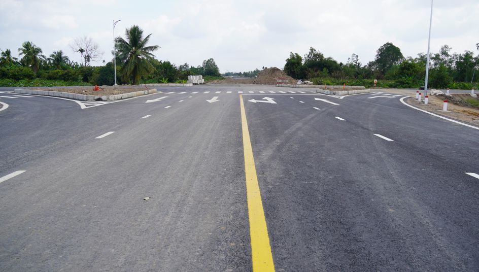 Phia doc cau Dai Ngai 2 neu tu bo Long Phu sang Cu Lao Dung thi queo phai theo huong DT.10 de ve thi tran Cu Lao Dung (cu) nhung nhieu nguoi lai di thang vao cong truong thi cong duong dan vi ly do quang duong ngan. Anh: Phuong Anh