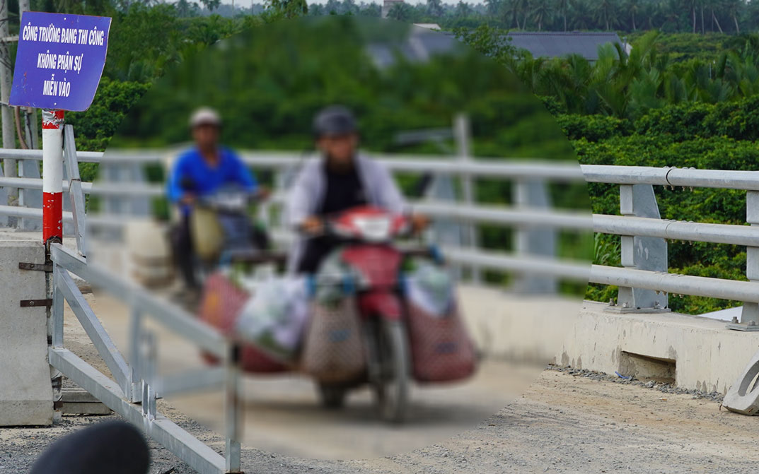 Nguoi dan tu y di xe may vao khu vuc cong truong dang thi cong duong dan cau Dai Ngai 2, tiem an nguy co mat an toan. Anh: Phuong Anh