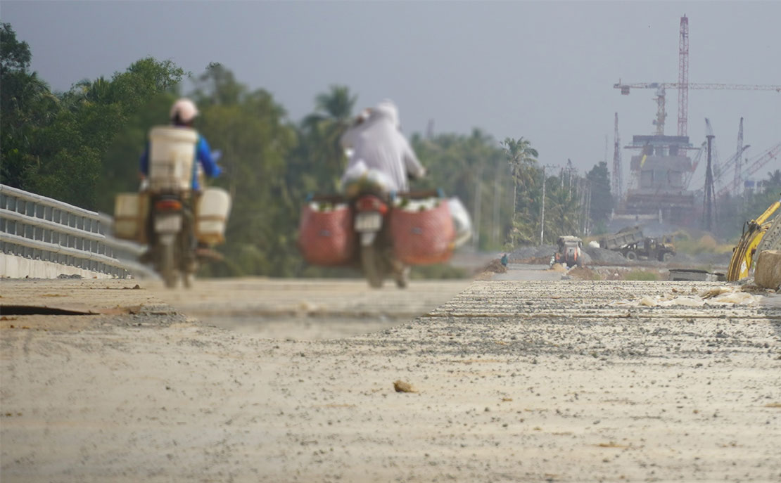 Doan tuyen tu DT.10 den vong xoay duong tinh 933B dang thi cong nhung van co phuong tien di vao. Anh: Phuong Anh