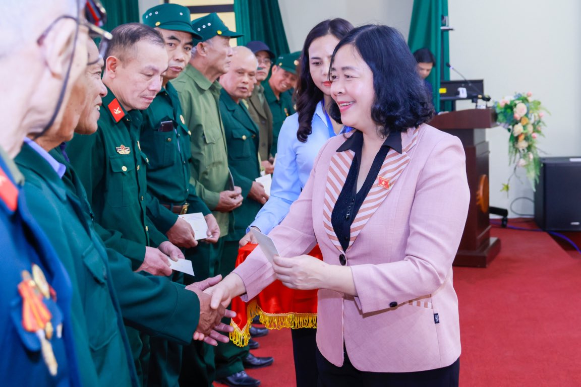 Ms. Bui Thi Minh Hoai - Member of the Politburo, Secretary of the Party Central Committee, Chairwoman of the Central Committee of the Vietnam Fatherland Front presents gifts to veterans of 4 communes Phu Dong, Bat Trang, Gia Lam, Thuan An (Hanoi city) on December 19, 2025. Photo: Quang Vinh