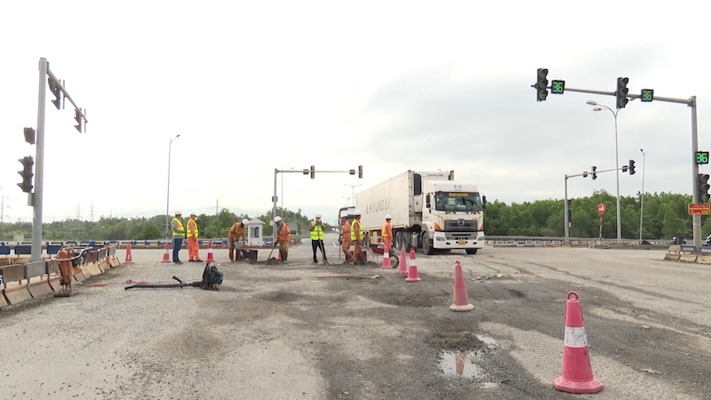 The volume of dump trucks transporting materials increased sharply to serve the progress of key projects such as Hoa Lien - Tuy Loan expressway and National Highway 14B intersection in Da Nang. Photo: Nguyen Linh
