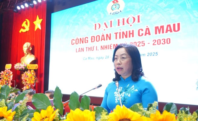 La vicepresidenta permanente de la Confederacion General del Trabajo de Vietnam, Thai Thu Xuong, habla en el Congreso Sindical de la provincia de Ca Mau. Foto: Ta Quang