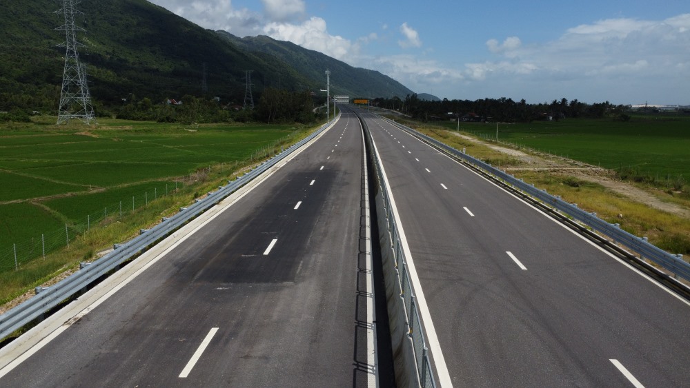 El tramo de la autopista Van Phong - Nha Trang muestra un parche. Foto: Huu Long