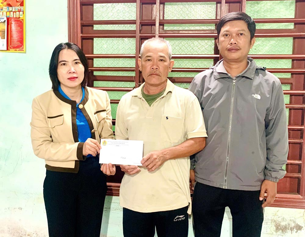 Leaders of Nam Phuoc Commune Trade Union, Da Nang give gifts to fishermen. Photo: Nam Phuoc Trade Union.