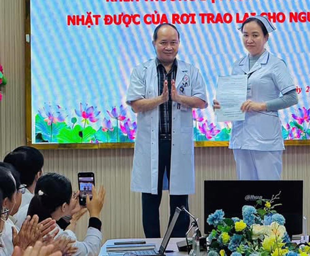 Leaders of Quang Nam Regional General Hospital awarded extraordinary prizes to nurse Chau Thi Bich Tram. Photo: Da Nang Trade Union.