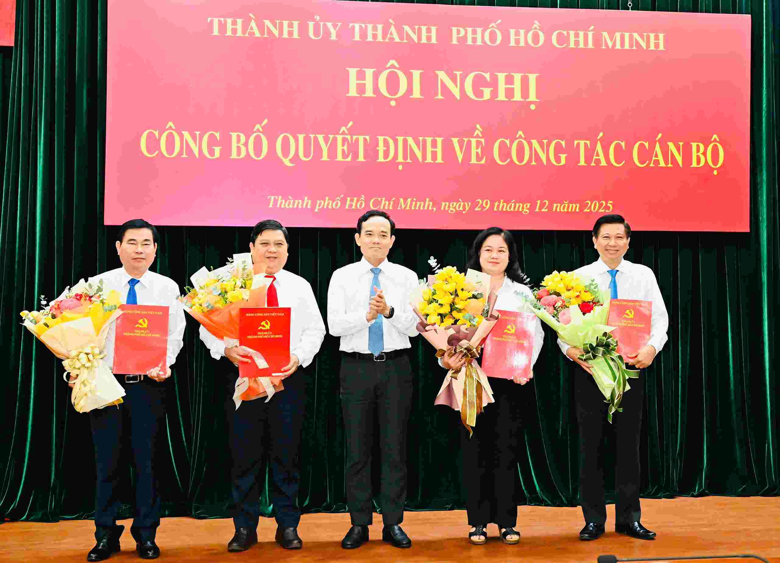 Secretary of the Ho Chi Minh City Party Committee Tran Luu Quang presents the appointment decision. Photo: Viet Dung