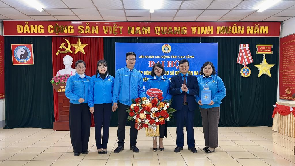 The Executive Committee of the grassroots Trade Union receives flowers to congratulate from the leaders of the Cao Bang Provincial Labor Federation. Photo: Dam Kieu