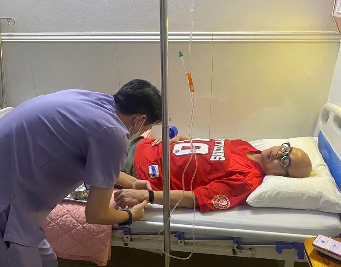 Phan Dinh Tung nhap vien. Anh: Cat tu video.