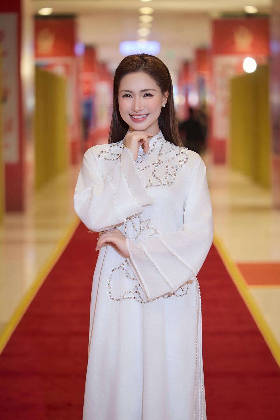 Hoa Minzy mac ao dai dang suong. Anh: Nhan vat cung cap.