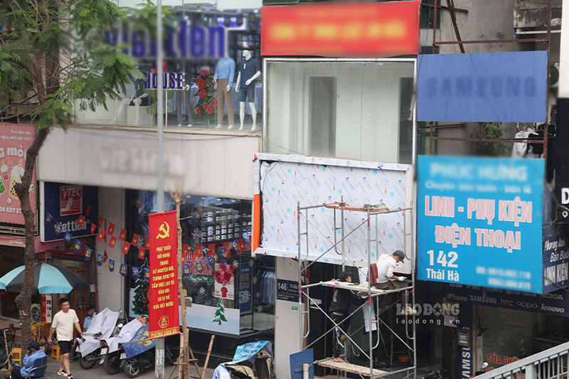 Hien tai, he thong bien quang cao treen pho con chua dong bo