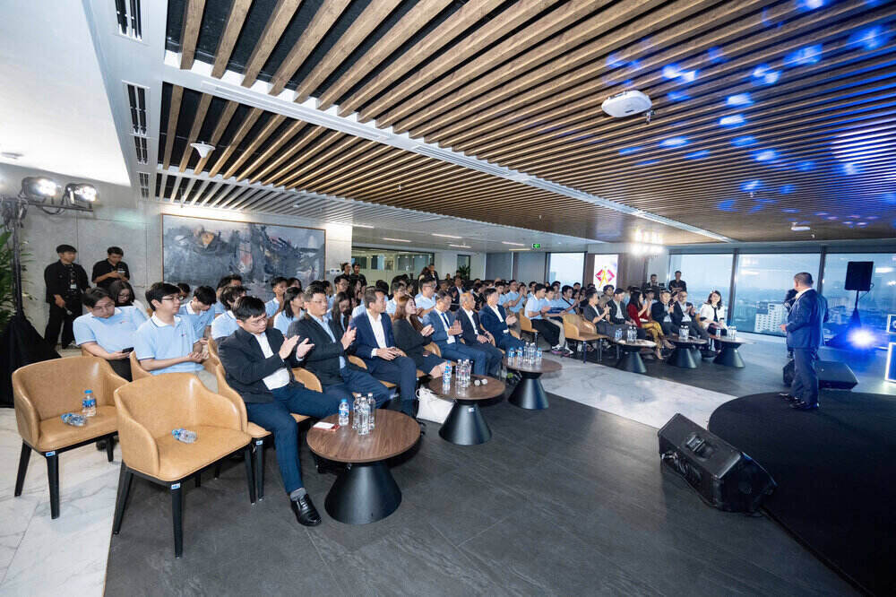 BTC va cac thi sinh tai Tru so Techcombank. Ảnh: Techcombank