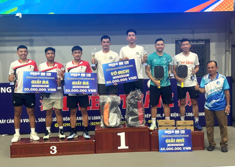 Dac Tien and Quoc Khanh win the Ca Mau pickleball tournament. Photo: BTC