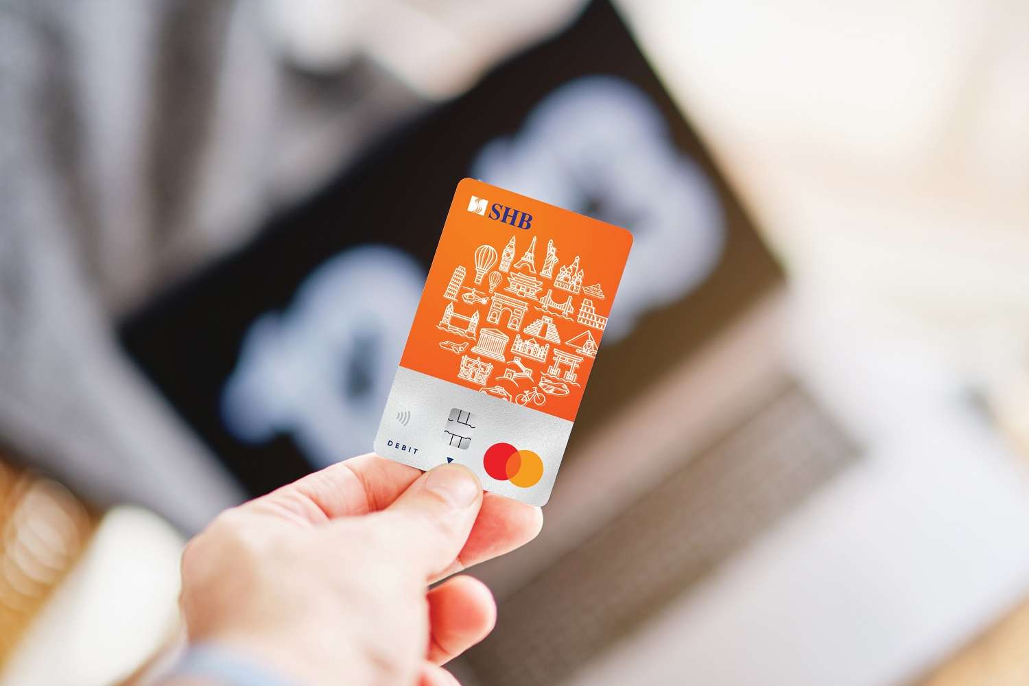 Hang tram Evoucher qua tang dang cho doi khach hang chi tieu the. Anh: SHB