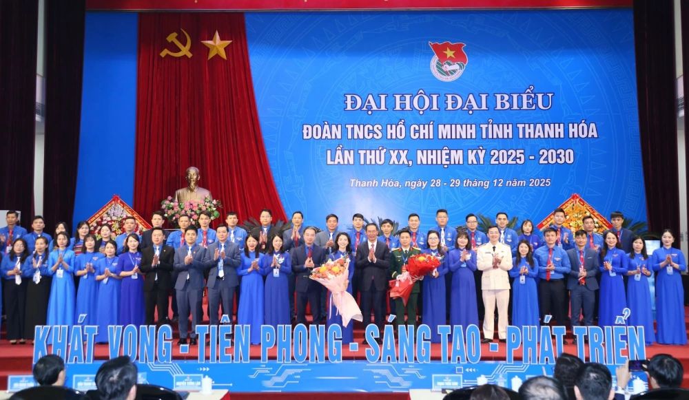 Tang hoa chuc mung Ban Chap hanh Tinh doan Thanh Hoa nhiem ky 2025-2030. Anh: Phong Sac