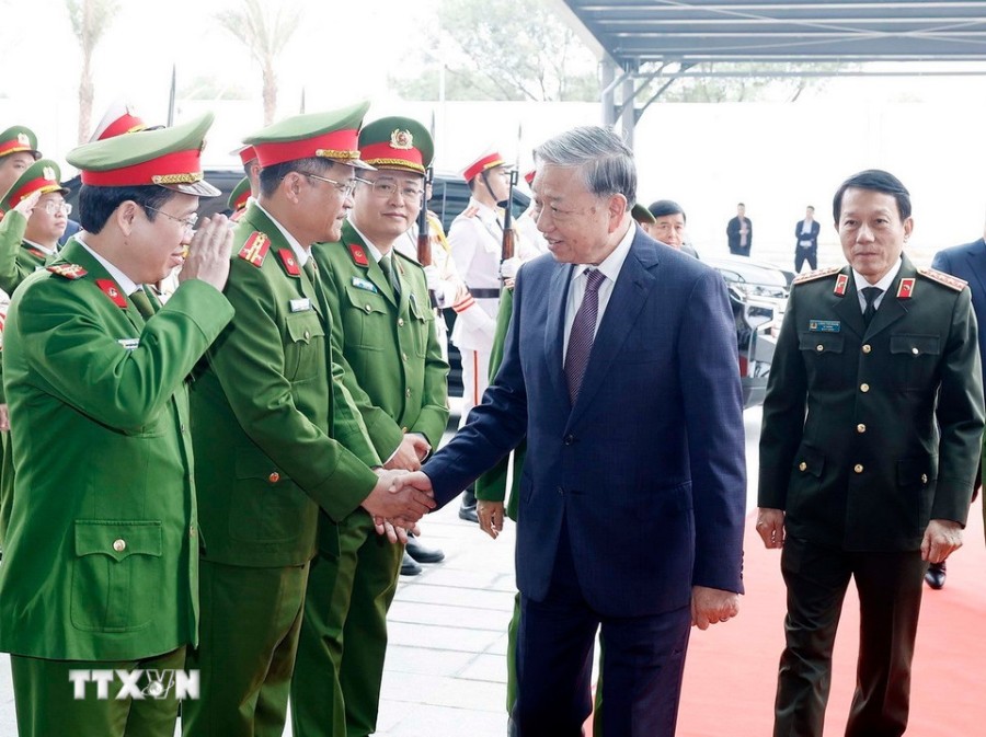 Tong Bi thu To Lam voi can bo, si quan chi huy cua Trung tam Du lieu quoc gia so 1. Anh: TTXVN 