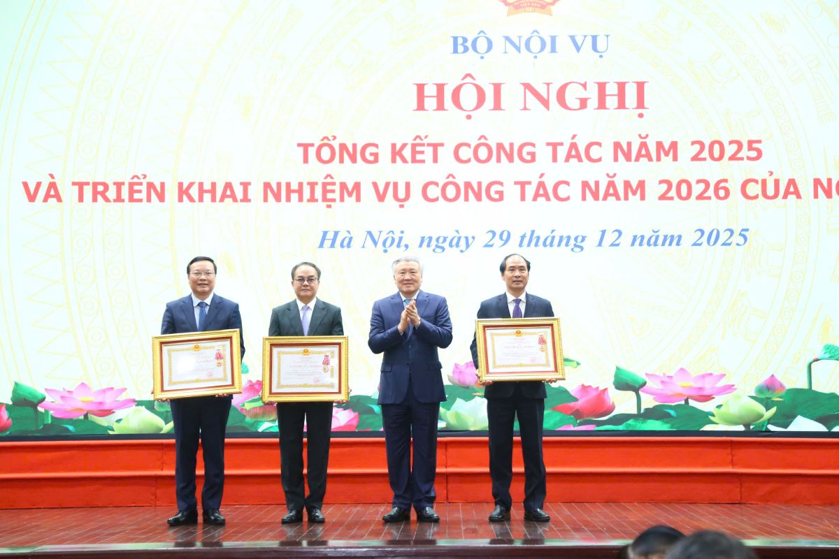 Politburo member, Standing Deputy Prime Minister Nguyen Hoa Binh awarded the Labor Medal to 3 Deputy Ministers of Home Affairs. Photo: Tong Giap