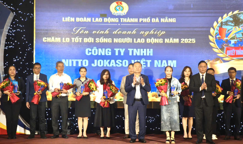Da Nang City Trade Union honors 56 businesses that take good care of workers in 2025. Photo: Tuong Minh