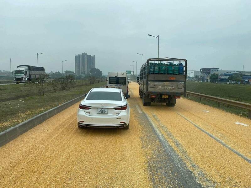 A large amount of corn covers the highway surface. Photo: Thai Nguyen Police