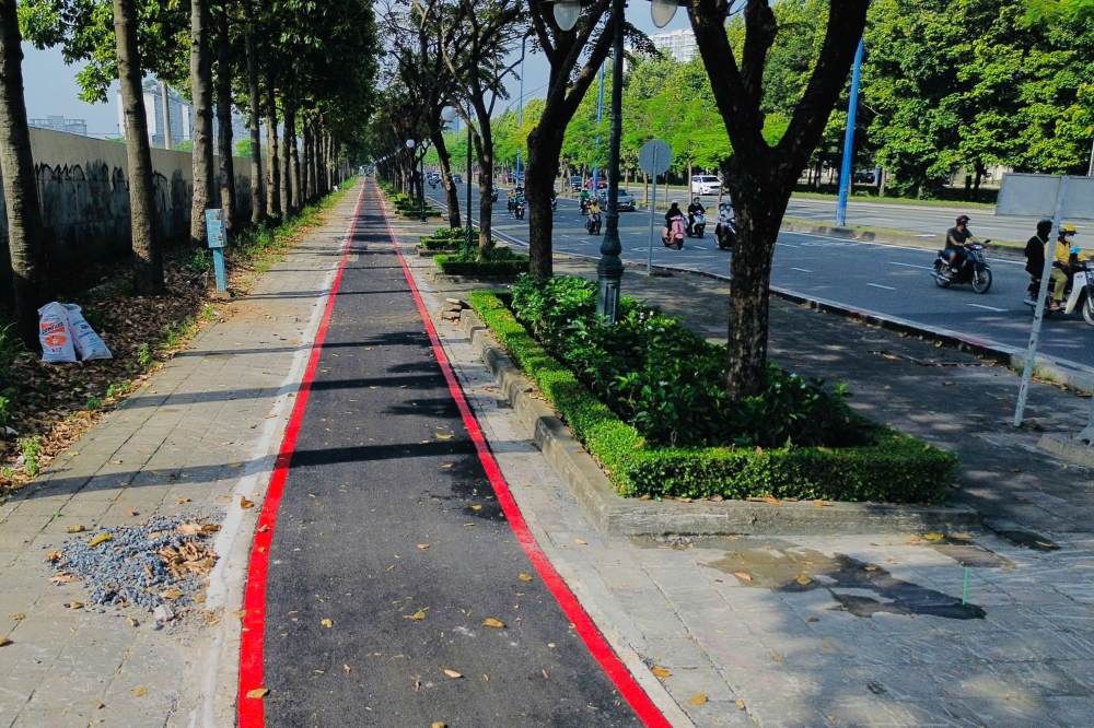   Lan xe dap nam “nep minh” duoi hang cay xanh, tach biet hoan toan voi dong xe co gioi tap nap. Ảnh: Anh Tu