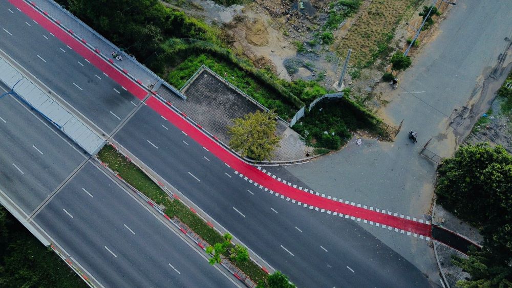   Toan canh lan duong danh rieng cho xe dap dai gan 6km nhin tu tren cao. Ảnh: Anh Tu