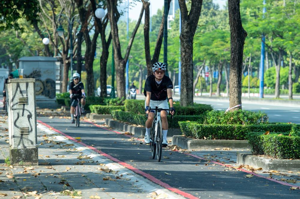  Khong gian rop bong cay xanh giup viec di chuyen bang xe dap tro nen thu thai, de chiu. Ảnh: Anh Tu