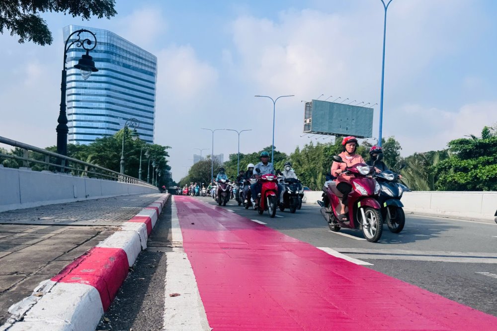 Cac doan giao cat duoc son do noi bat de tang kha nang nhan dien va dam bao an toan.