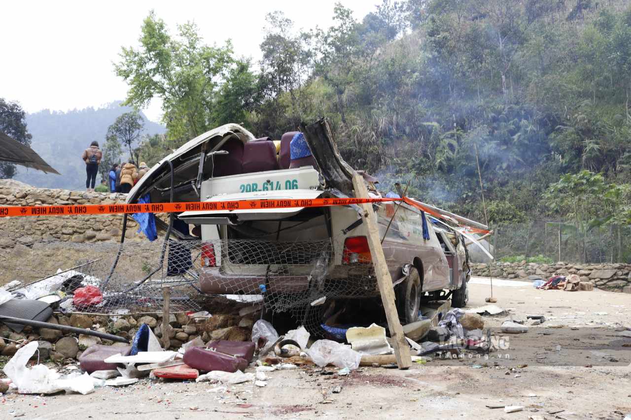 Le Departement de la construction de Hanoï intervient pour inspecter les vehicules contractuels lies a l'accident de Lao Cai. Photo: Van Duc