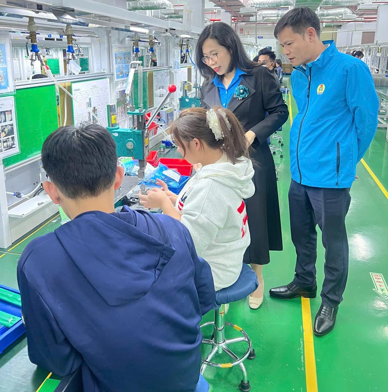 Lanh dao Ban cong doan KCN Phu Tho xuong xuong de tham hoi cong nhan lao dong ve doi song viec lam. Anh: Bao Nguyen