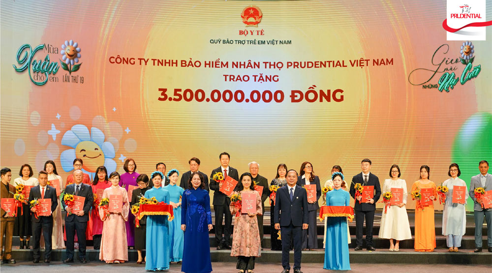 Representatives of Prudential Vietnam receive certificates and flowers at the event. Photo: Provided by DN