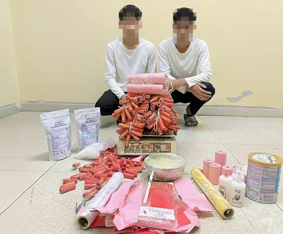 Các đối tượng bị Công an xã Hải Hậu (Ninh Bình) bắt giữ cùng tang vật. Ảnh: Diệu Anh