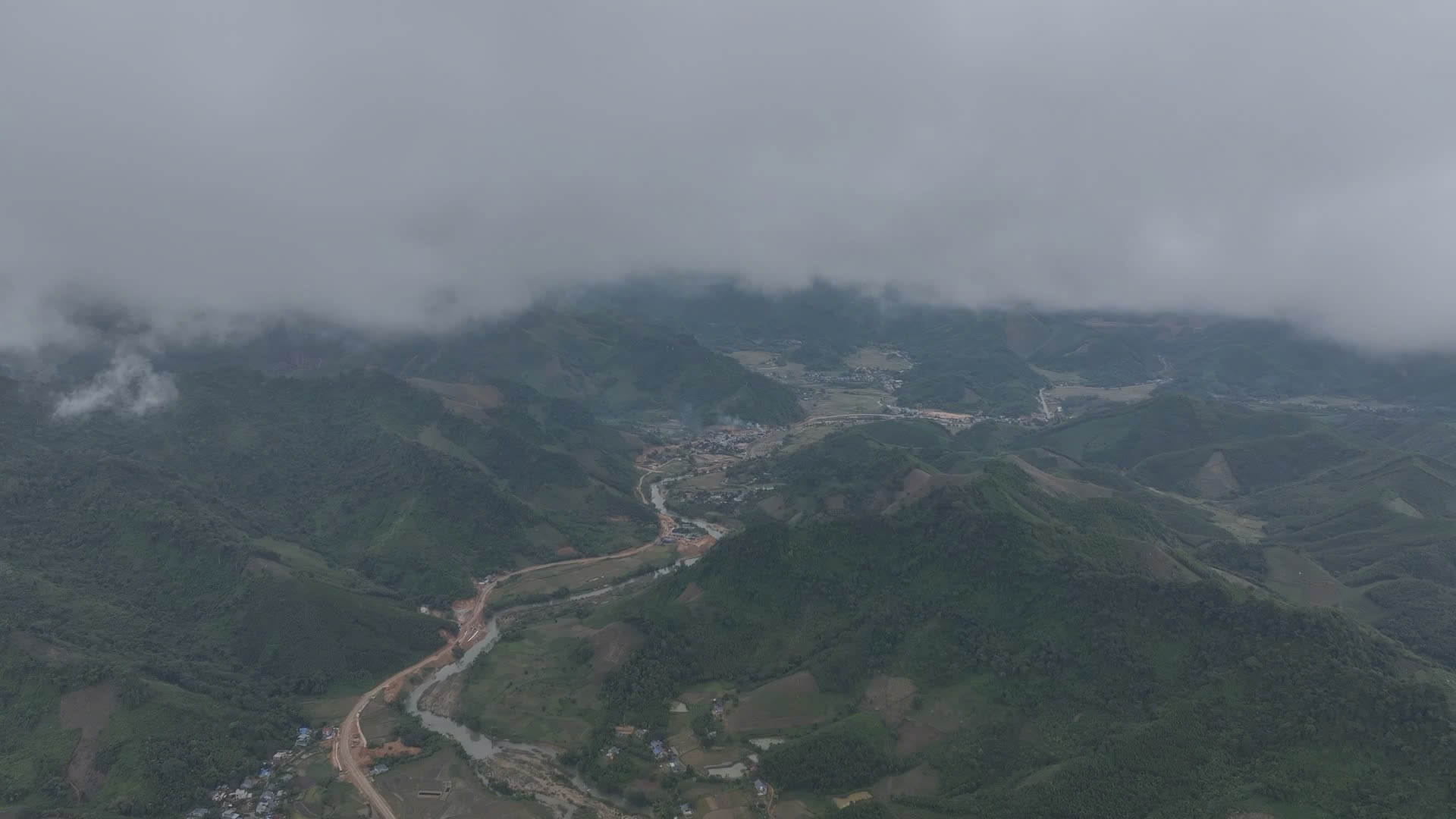 Mot dai cong truong vat ngang doi nui dan hinh thanh. Anh: Viet Bac