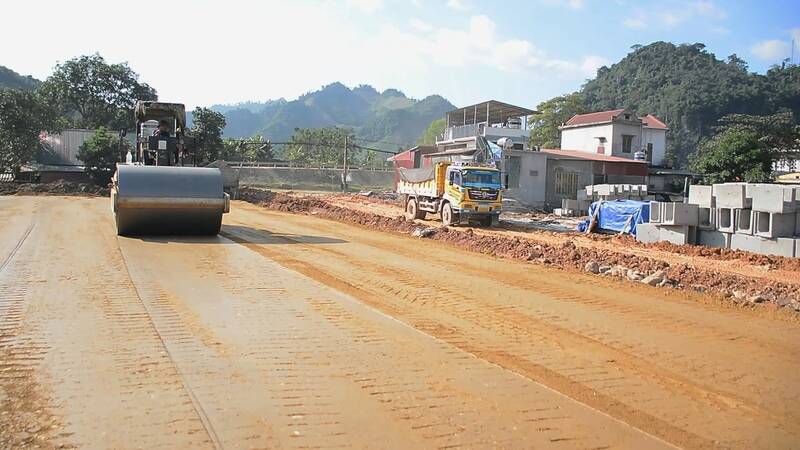 Cac cong nhan cung trang thiet bi may moc duoc huy dong trien khai du an. Anh: Viet Bac