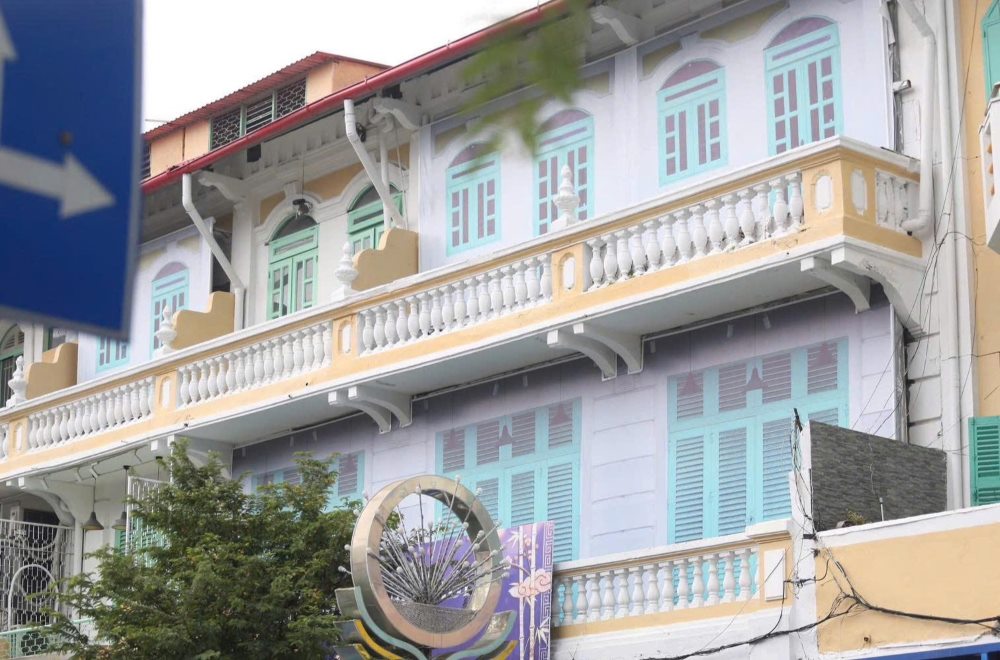 De tao su hai hoa va dong bo, cac can nha co duoc “thay ao moi” voi gam mau tuoi sang, phu hop voi canh quan chung cua khu trung tam TPHCM… 