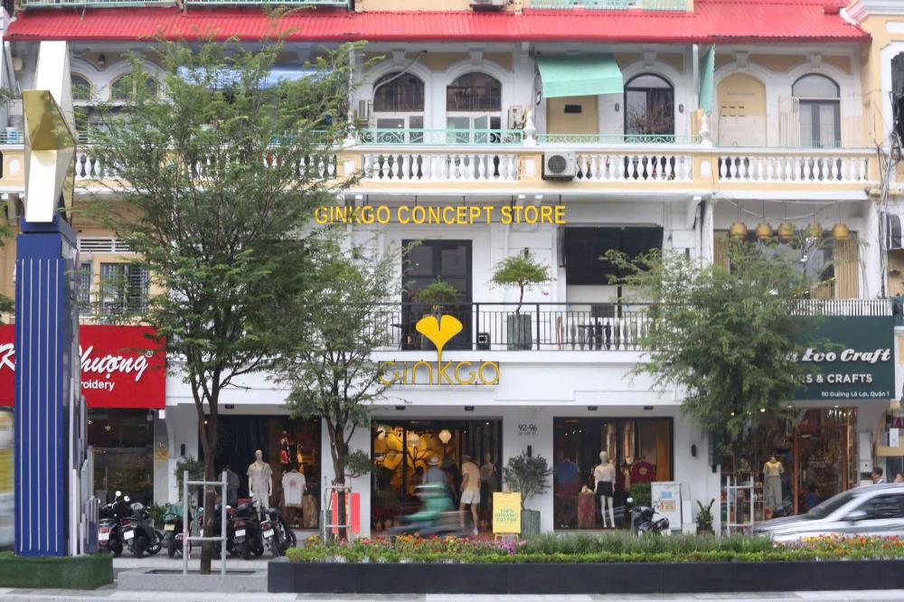 Cac day nha mat tien duoc son moi dong bo, xoa bo ve reu moc cu ky truoc do. Ảnh: Thai Bao