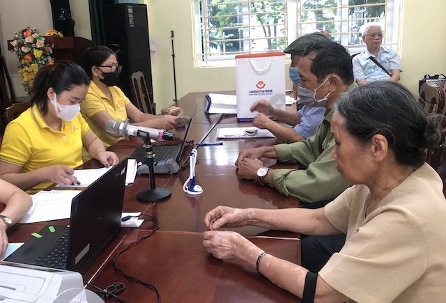 The time for employees to receive pensions under normal working conditions is based on Decree 135/2020/ND-CP. Photo: Bao Han