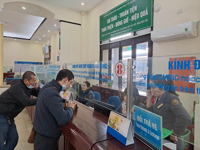 The train and bus industry simultaneously supports students to return home for Tet. Photo: Minh Hanh