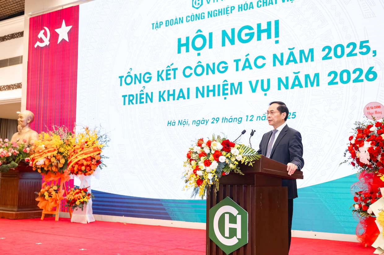 Pho Thu tuong Bui Thanh Son luu y Vinachem khang dinh ro hon vai tro doanh nghiep nha nuoc nong cot, tien phong va dan dat nganh cong nghiep hoa chat. Anh: Vinachem