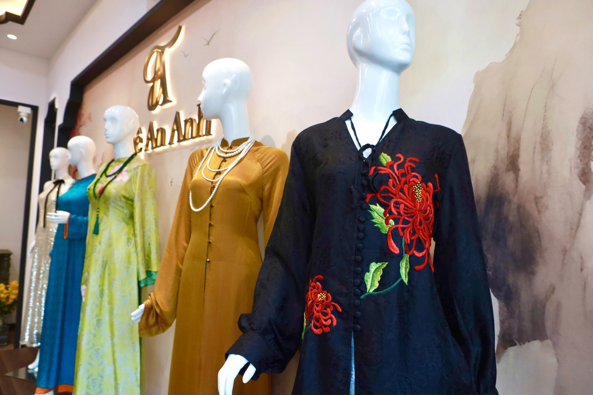 Cac hoa tiet duoc theu tay tren ao dai la mot diem nhan dac trung. Anh: Duy Tuan