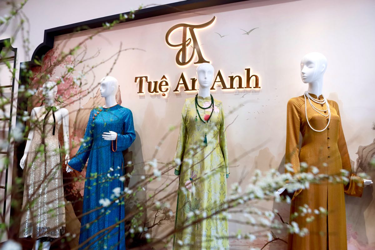 Ao dai trung bay tai cua hieu. Anh: Duy Tuan