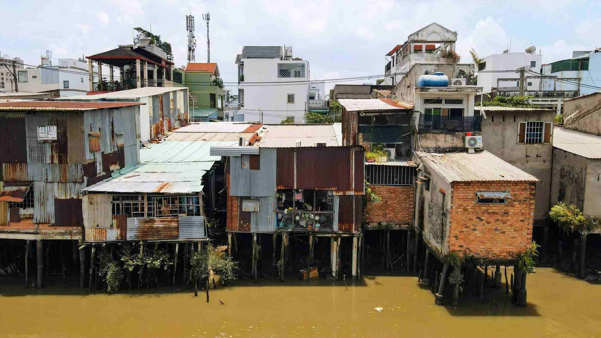 Nha ven kenh Doi dung tren coc go lan ra long kenh. Anh: Minh Quan