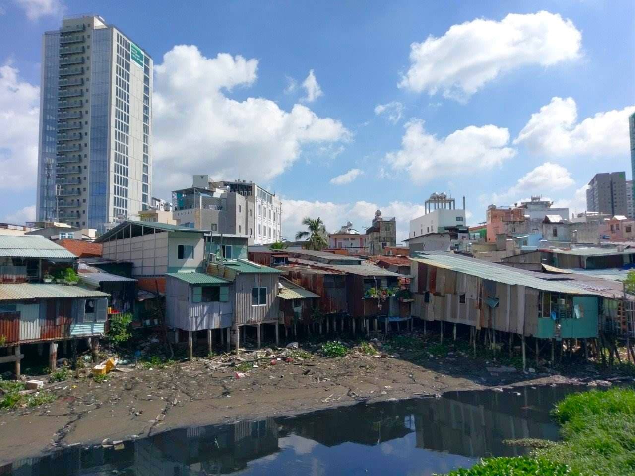 Nhung can nha “o chuot” ven rach Van Thanh. Anh: Minh Quan