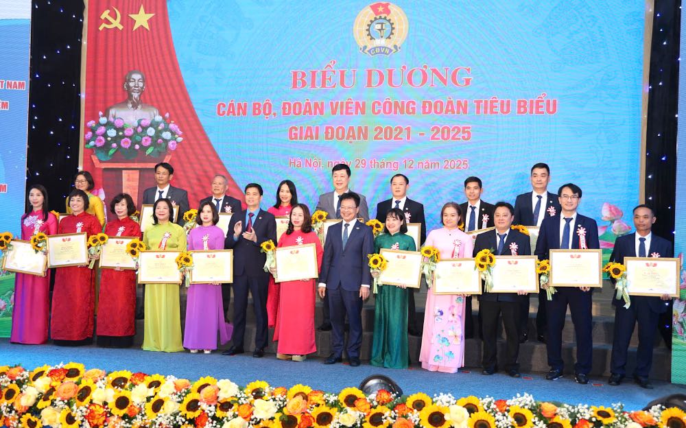 Vice President of the Vietnam General Confederation of Labor Ngo Duy Hieu and Chairman of the Member Council of Vietnam Railways Corporation Dang Sy Manh awarded commendations to typical officials and union members in the period 2021-2025. Photo: Ha Anh