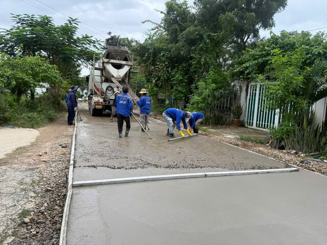 Workers are urgently and enthusiastically constructing the last meters of concrete road to put into use right on the occasion of the Lam Dong Provincial Trade Union Congress term 2025-2030. Photo: Ha Ny