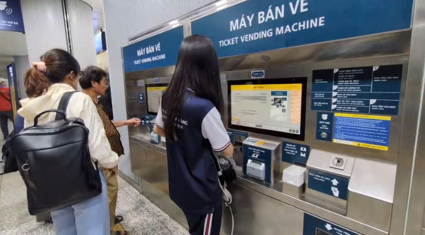 Entradas gratuitas al autobus y al metro para la gente durante el Año Nuevo Lunar. Foto: Thai Bao.