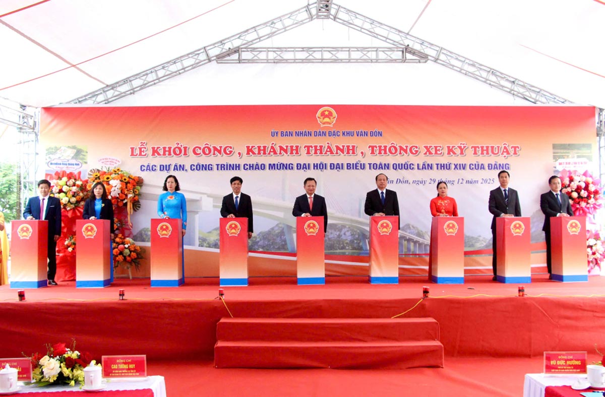 Delegates press the button to start construction of 12 projects in Van Don Special Zone, Quang Ninh province. Photo: Quang Ninh e-Portal