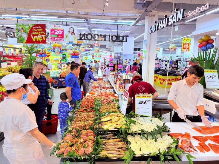 Shopping peak is approaching, supermarkets are preparing goods, launching a series of stimulus offers. Photo: Tuyet Lan