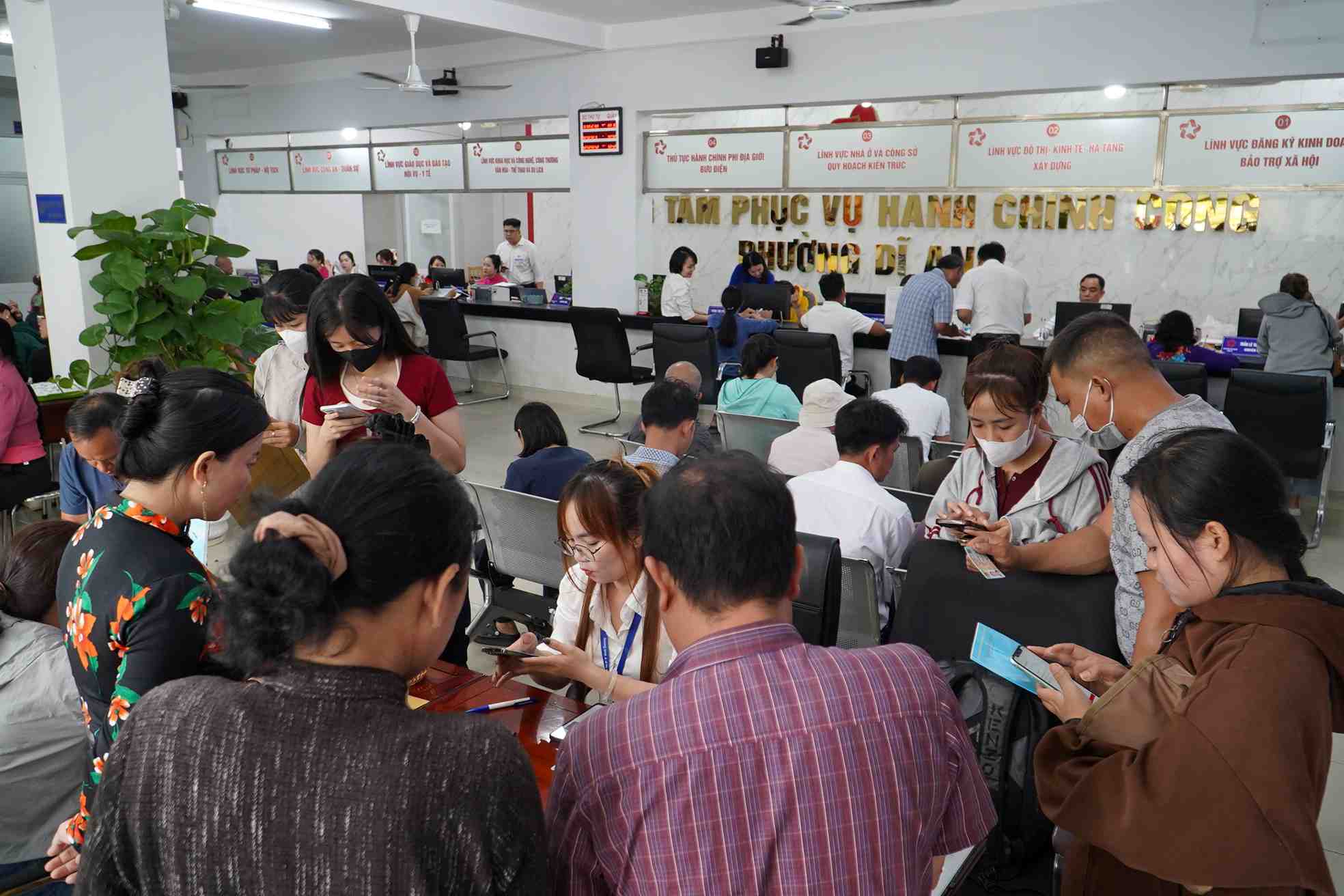 People carry out administrative procedures in Di An ward - the most populous ward in Ho Chi Minh City after the merger. Photo: Minh Quan