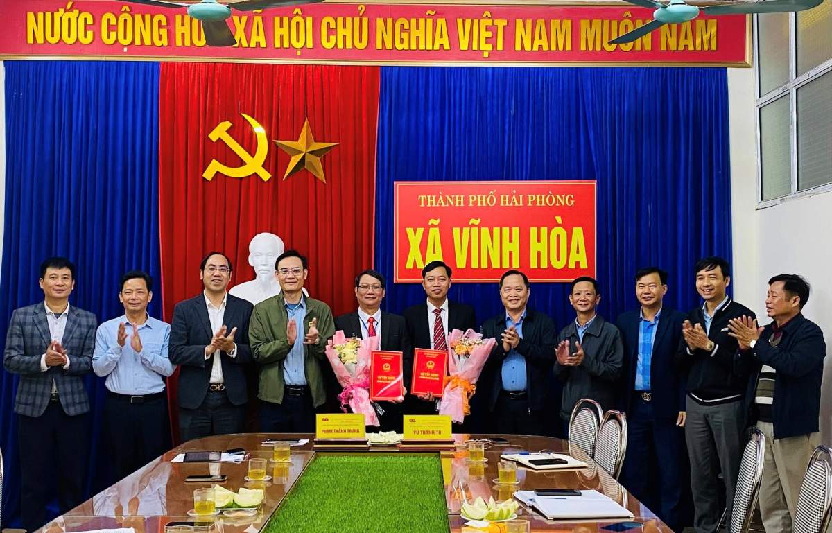 Xa Vinh Hoa cong bo va trao cac quyet dinh ve cong tac nhan su. Ảnh: Cong TTDT xa Vinh Hoa