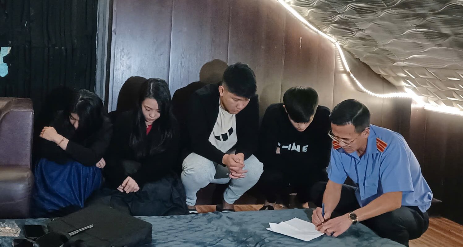 Drug users caught red-handed. Photo: District 1 People's Procuracy